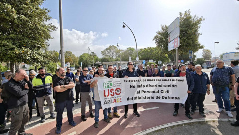 El personal civil de Defensa vuelve a concentrarse a las puertas de la Base de Rota por un salario digno