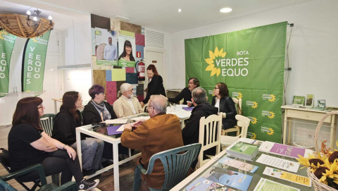 La diputada de Sumar se compromete en Rota con la importancia del tren en la Costa Noroeste