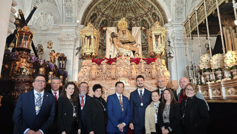 Anto&ntilde;ito Molina protagoniza la primera levant&aacute; del nuevo paso de la Hermandad de los Dolores