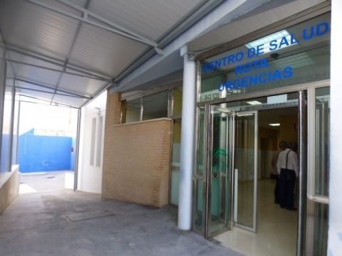 Entrada a Urgencias en el centro de salud Entrada a Urgencias en el centro de salud
