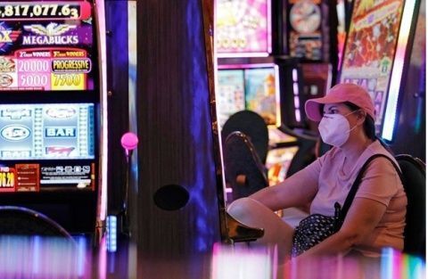 Una mujer en una sala de juegos