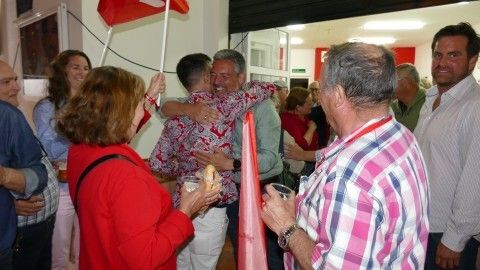 El ganador recibe abrazos y felicitaciones