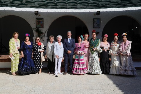 El alcalde con las delegadas y homenajeadas
