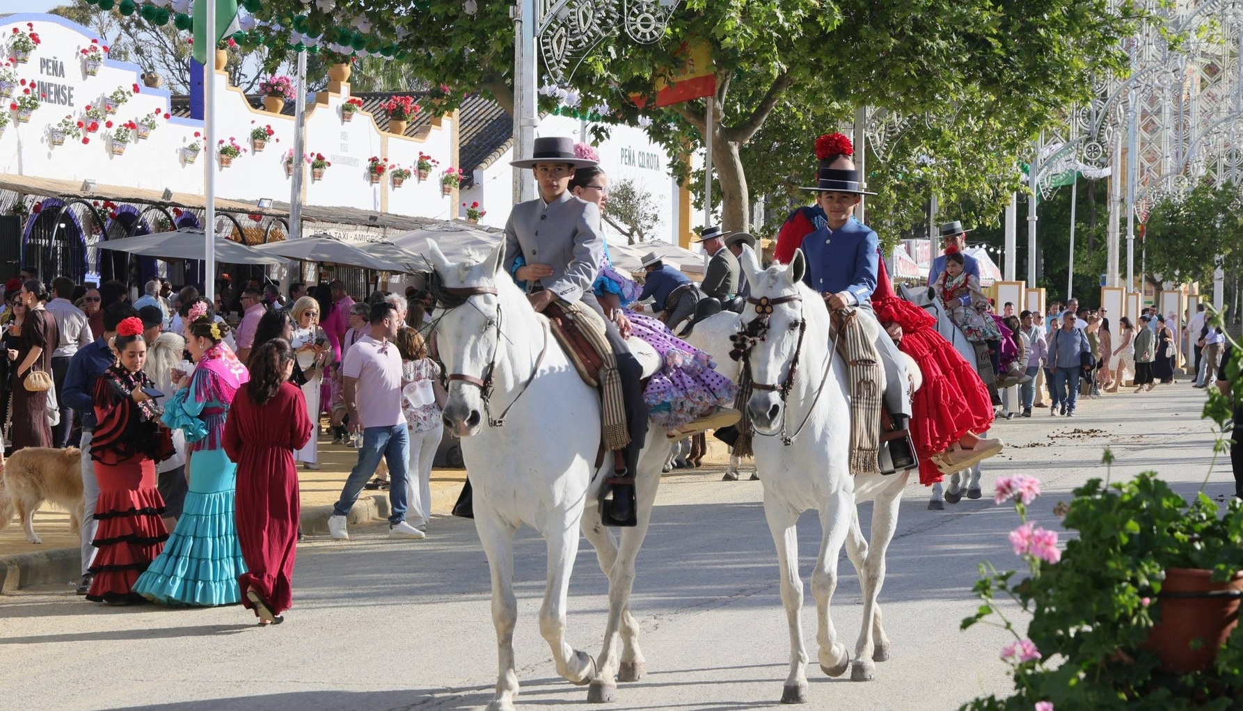 Rota despide su feria con caballos, buen ambiente, flamencas y sin arriada de banderas