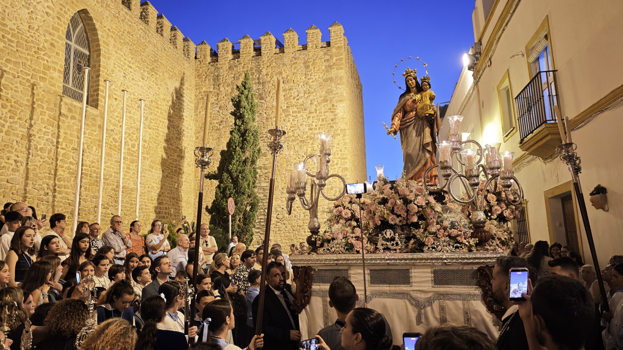 La imagen primigenia de Mar&iacute;a Auxiliadora en Rota dej&oacute; una procesi&oacute;n llena de momentos memorables