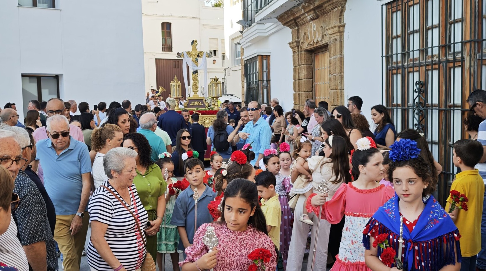 La Cruz de Mayo recorri&oacute; las calles del centro en su cita anual con los ni&ntilde;os como protagonistas