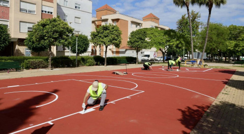 El Ayuntamiento de Rota dota al bulevar Guadalupe de una cancha de baloncesto