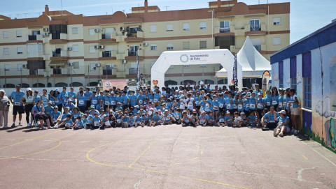 El colegio Pedro Antonio de Alarc&oacute;n disfruta de su d&eacute;cima carrera solidaria a favor de APDIR