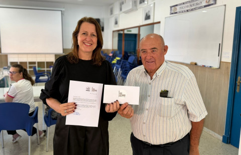 San Antonio entrega 665 euros a APDIR gracias a la campa&ntilde;a "12 panes, 12 causas"