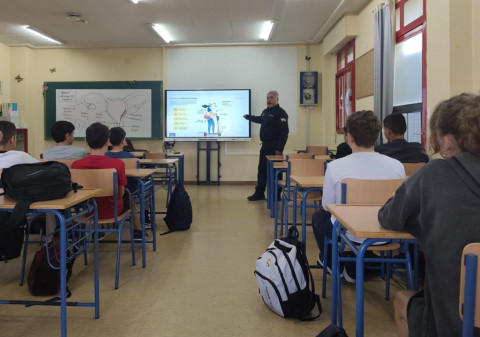 El taller "Patinetes, ruedas y responsabilidad" fomenta la educaci&oacute;n vial entre los j&oacute;venes