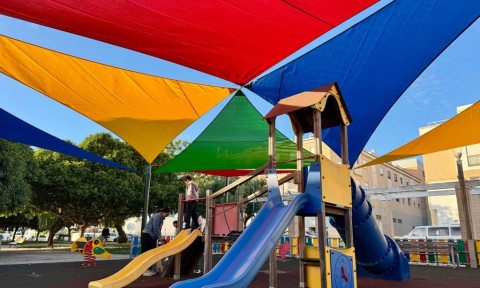 El parque infantil del bulevar Bah&iacute;a de C&aacute;diz luce nuevo y colorido entoldado