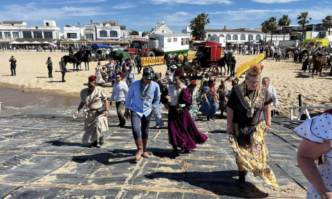 Los rocieros rote&ntilde;os embarcan en Bajo de Gu&iacute;a camino a la aldea de El Roc&iacute;o