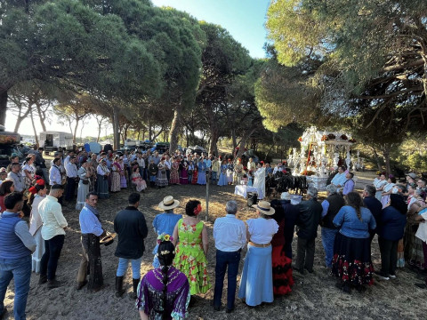 Segundo d&iacute;a de camino para la Hermandad del Roc&iacute;o de Rota con pedida de matrimonio incluida