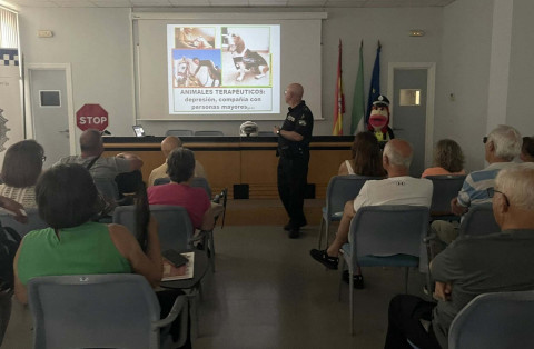 Usuarios del programa Vida Activa participan en la charla de Polic&iacute;a Local sobre seguridad y animales