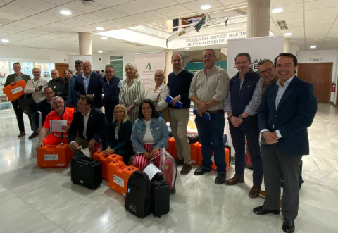 La Hermandad del Roc&iacute;o de Rota recoge el desfibrilador que la Junta entrega para un Roc&iacute;o cardioprotegido