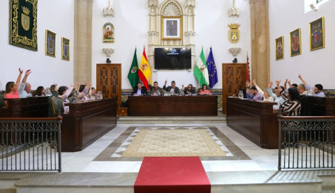 El pleno pide de forma un&aacute;nime a la Junta que se ampl&iacute;e el horario de cierre de bares en verano