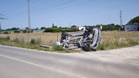 Un conductor positivo en alcoholemia vuelca su coche en el Camino Santa Teresa