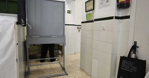 Quejas por la disposici&oacute;n de algunas cabinas de papeletas: falta de privacidad y accesibilidad