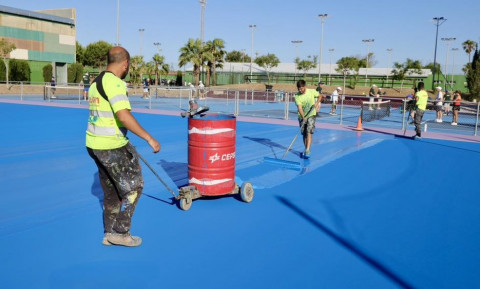 El Ayuntamiento mejora las pistas exteriores del polideportivo "Chispa"
