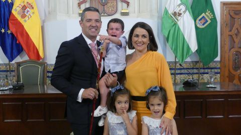 El alcalde con su mujer e hijos