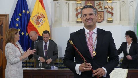 Javier Ruiz con el bastón de mando