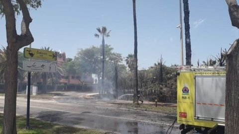 Un efectivo de Protección Civil sofocando parte del incendio