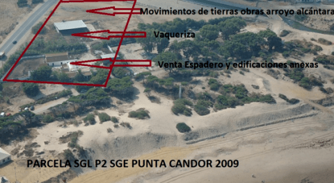 Foto facilitada por Ecologistas donde se ve las construcciones que hab&iacute;a en la parcela
