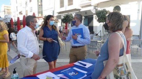 Miembros del PP en la plaza Jes&uacute;s Nazareno