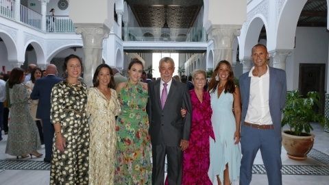 El empresario junto a su esposa e hijos