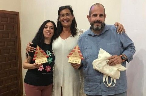 Los dos alumnos con una de sus profesoras