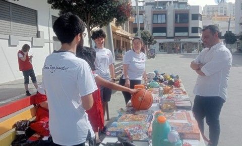 El delegado visitando el mercadillo