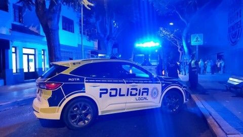 Un coche de la Policía Local en el lugar