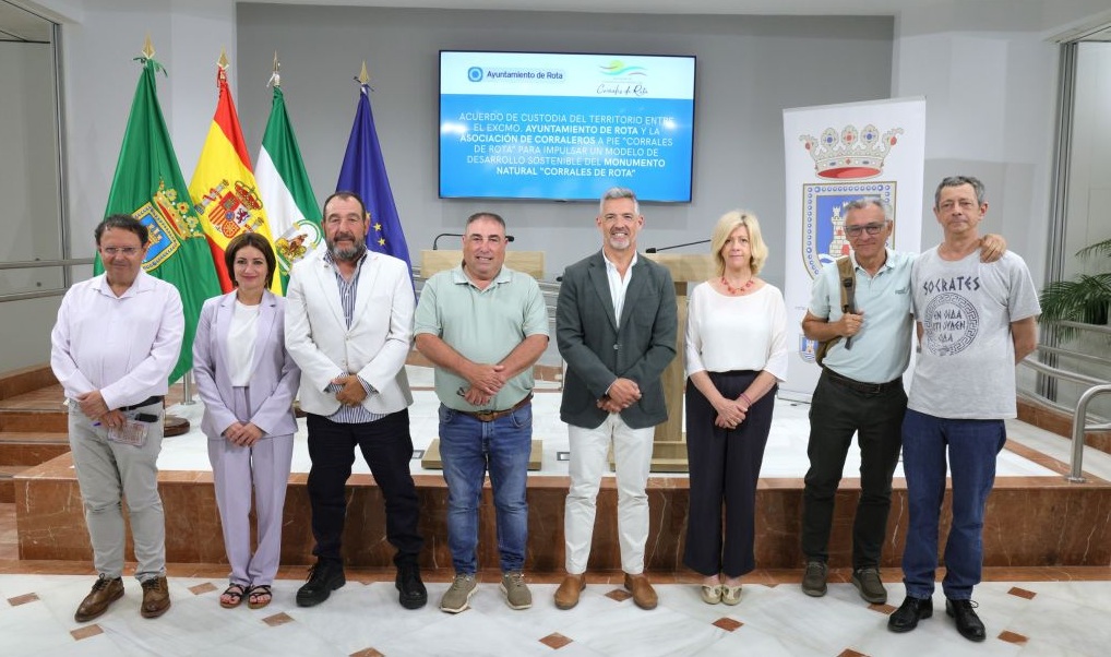 Ayuntamiento y la asociaci&oacute;n de corraleros firman un acuerdo pionero de custodia de Los Corrales de Rota