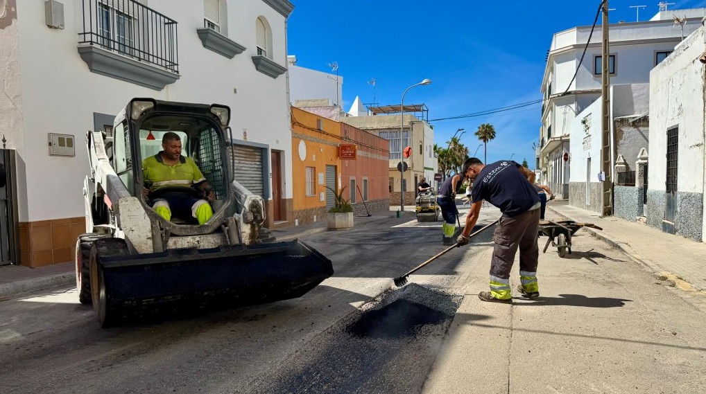 El Ayuntamiento inicia con 40.000 euros, una campa&ntilde;a para reparar baches en las calles de Rota