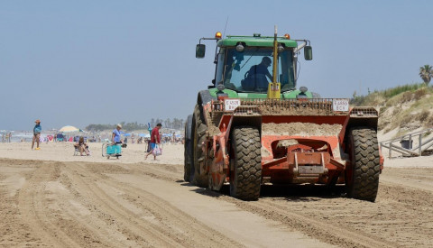 Ministerio y Ayuntamiento trabajan en las playas de la Ballena y Punta Candor tras los temporales