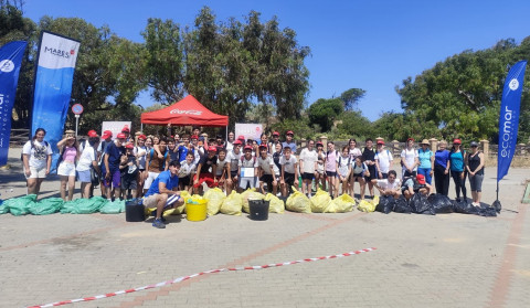 Medio centenar de escolares participan en actividades de limpieza de costas y educaci&oacute;n ambiental