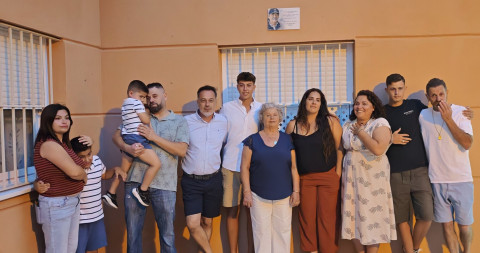 Los vecinos de Jos&eacute; "El Bigote" inmortalizan su memoria con una placa en la plaza Manuela la de Cumbrera