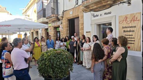 La Asociaci&oacute;n de Mujeres Artesanas 'Al Arte' inaugura su nueva sede en Rota: un espacio que unir&aacute; talleres, tienda y encuentros