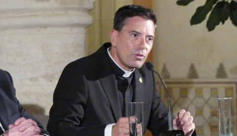 La feligres&iacute;a de la iglesia del Carmen se moviliza contra el traslado de su p&aacute;rroco y ya suma 500 firmas de apoyo