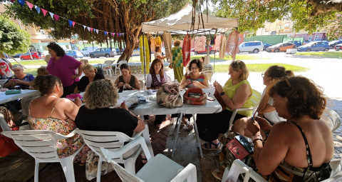 El ganchillo como terapia, arte y excusa para socializar: tejedoras de Rota celebran el D&iacute;a de Tejer en P&uacute;blico