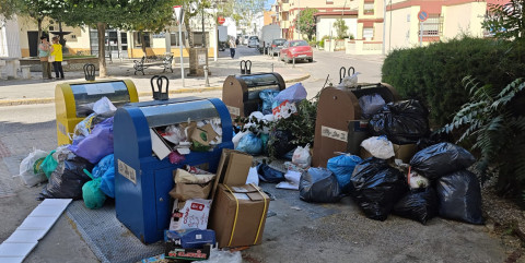 La acumulaci&oacute;n de basuras en torno a los contenedores suscita la queja ciudadana