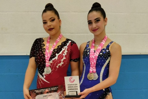 Las gimnastas Ariadna Santos y Abiga&iacute;l Prua&ntilde;o, subcampeonas de Andaluc&iacute;a de gimnasia r&iacute;tmica por equipo
