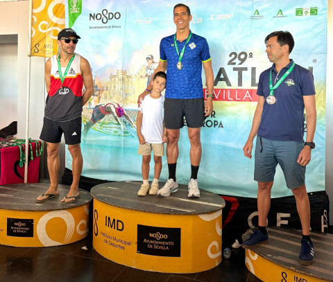 Los triatletas rote&ntilde;os tambi&eacute;n consiguen podio en la XXIX Triatl&oacute;n de Sevilla