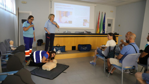 Polic&iacute;as locales participan en un curso del SAS de RCP y DESA para reforzar su formaci&oacute;n de cara al verano