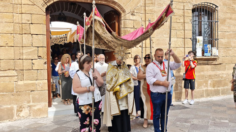 La feligres&iacute;a del Carmen arropa a Jes&uacute;s Sacramentado en la tradicional procesi&oacute;n del Corpus Chico de Rota