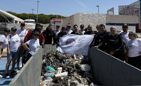 El Club de Buceo "Capit&aacute;n Garfio" de Rota retira 226 kilos de basura marina en su participaci&oacute;n en la limpieza de fondos marinos