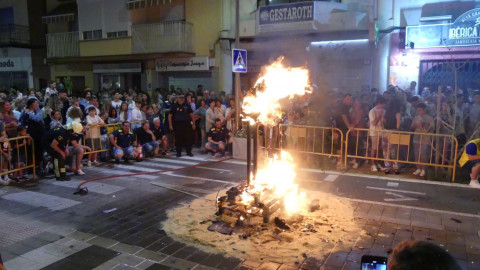 La pe&ntilde;a cadista "El Camale&oacute;n" anuncia a los "juanillos" para su hoguera de San Juan