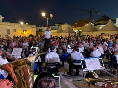 La banda de m&uacute;sica actuando