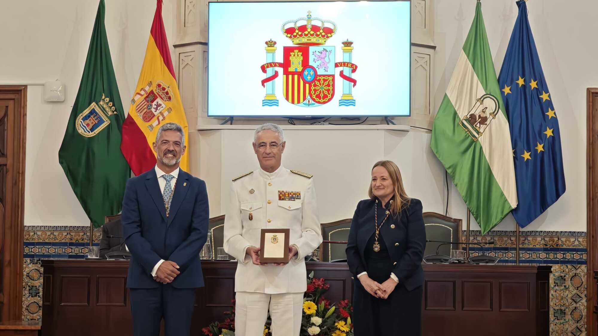 La Armada recibe la Medalla de Oro de la Villa representando "el abrazo sincero de todo un pueblo"