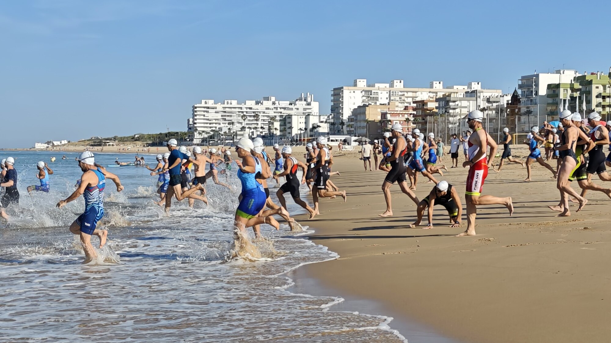 Deporte y diversi&oacute;n se han dado la mano en el XIII Acuatl&oacute;n por Relevos "Villa de Rota"